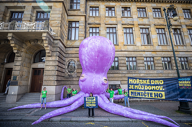 U ministerstva vyrostla obří chobotnice. Varovala před hlubokomořskou těžbou