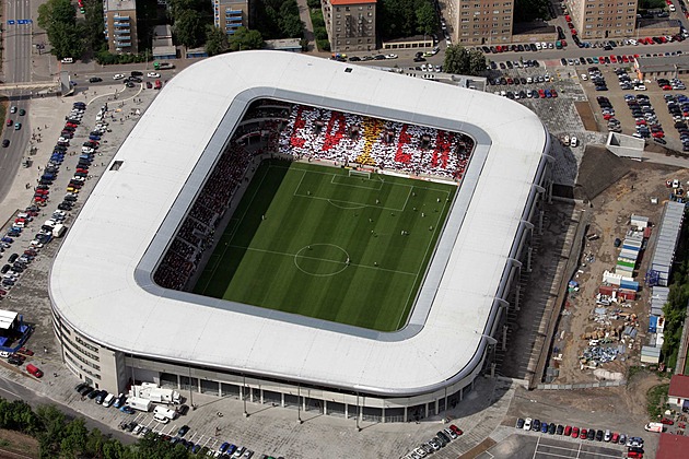 Parkujte správně. Slavia bojuje proti bezohledným řidičům u Edenu