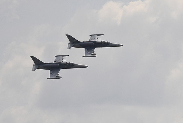 Prezident před armádním tuzexem: Alky, alky, nechcete někdo alky? Po pěti!