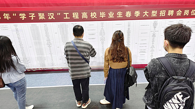Z účtu ambasády USA je „Zeď nářků“, Číňané si vybíjejí frustraci z ekonomiky