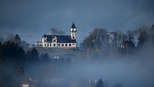 Jablonecký hotel Petřín už nechátrá, po letech otevřel vyhlídkovou věž