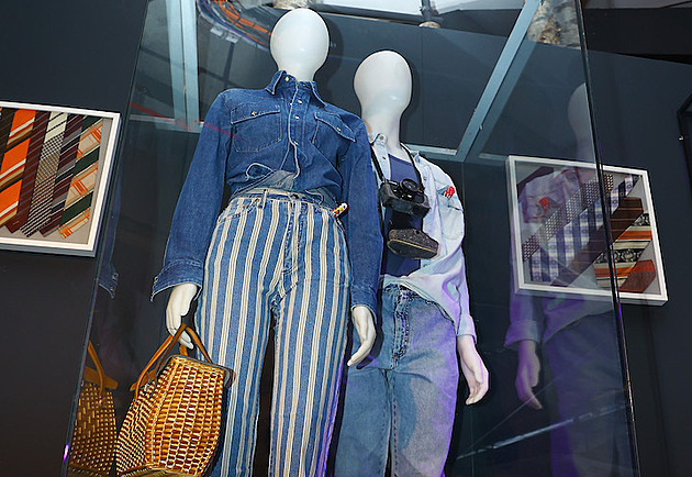 Retro muzeum Praha slaví první narozeniny dobovou výstavou džínů