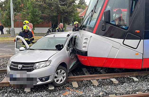 Řidič v Modřanech přejížděl koleje, z boku do něj narazila tramvaj