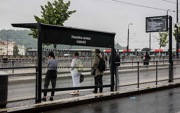 Nově instalované zastávky v Praze firma postupně demontuje, kvůli digitalizaci