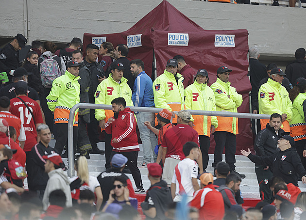 Tragédie v Argentině. Při utkání River Plate zemřel po pádu z tribuny fanoušek