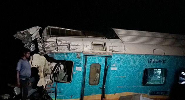 Srážka vlaků v Indii patří k nejhorším za téměř sto let. Počet obětí narostl na 288