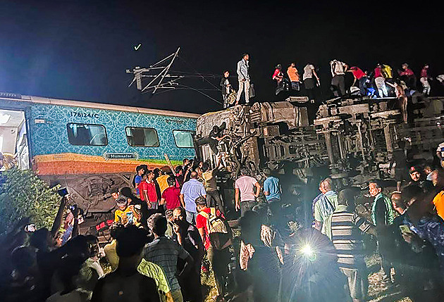Peklo na trati v Indii. Po srážce expresu s nákladním vlakem je už 207 mrtvých