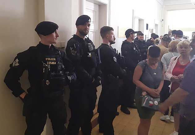 Výtržníky, kteří během jednání s Peterkovou vysadili dveře, poslal žalobce k soudu