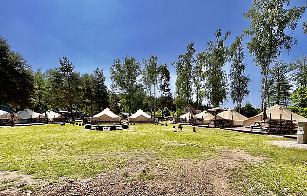 Kemp Stříbrný rybník stále trápí sinice, na podzim tam vysadí dravé ryby