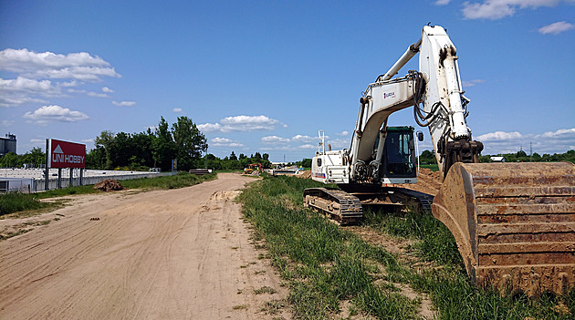 Obchvat Svitav ještě nestojí, řetězce už tam ale mají billboardy. Míří do polí