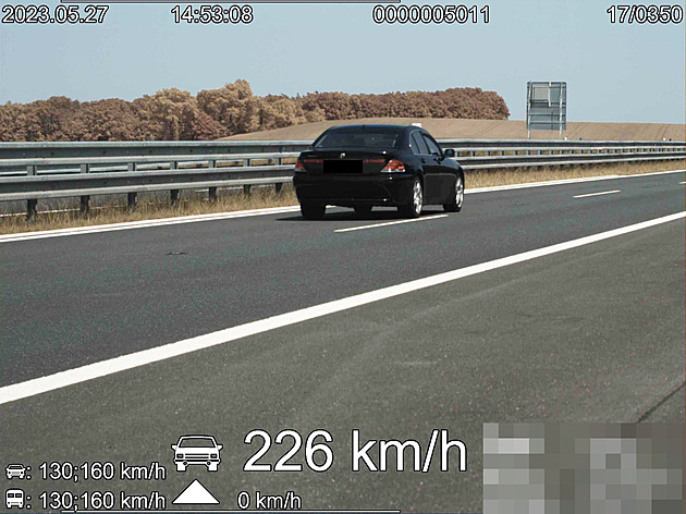Řidič v BMW uháněl po dálnici D35 rychlostí 226 kilometrů v hodině.