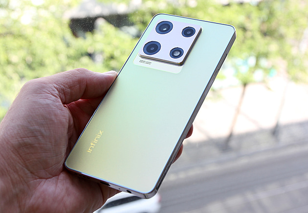 Nováček umí nabídnout hodně slušnou výbavu. Test Infinixu Note 30 Pro