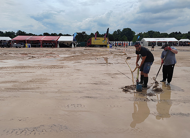 Pivo za 120? Nevadí. Fandové West Hamu se rozehřívají v bahenní fanzóně na Letné