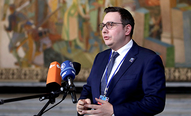 Konec sázek na hodné Rusy. Vedení země se podle Lipavského změní jen silou