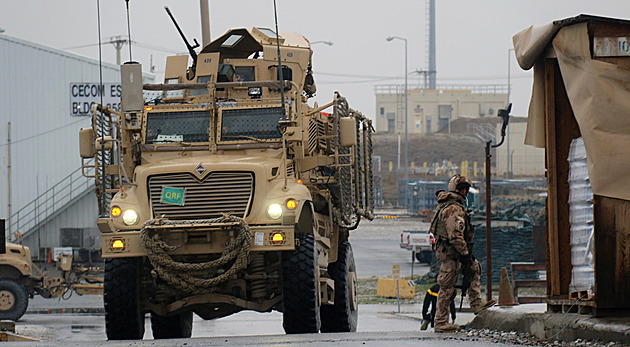 Silák Tkadlčík potáhne ve Kbelích na laně dvacetitunový letoun