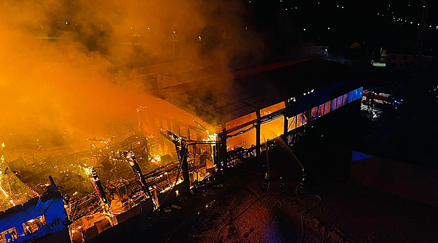 Ve Slavonicích vyhořela hala pily, škodu spočítali na 15 milionů korun