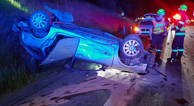 Třicetiletý muž zemřel při nehodě na Liberecku, vůz skončil na střeše