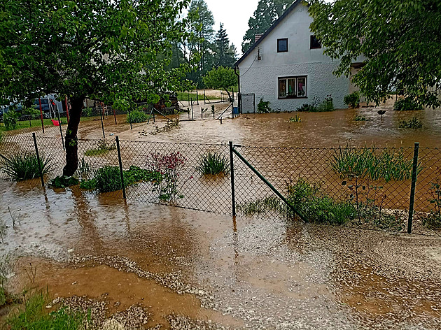 Voda se z peplnných rybník valila do dom i na zahrady.
