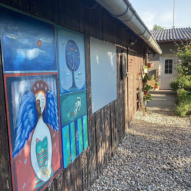 U maličkého domku malá zahrádka budovaná ženskou rukou. Vůbec není špatná