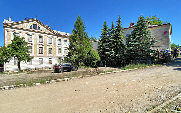 Bývalé dětské oddělení nemocnice okupovali bezdomovci, brzy půjde k zemi