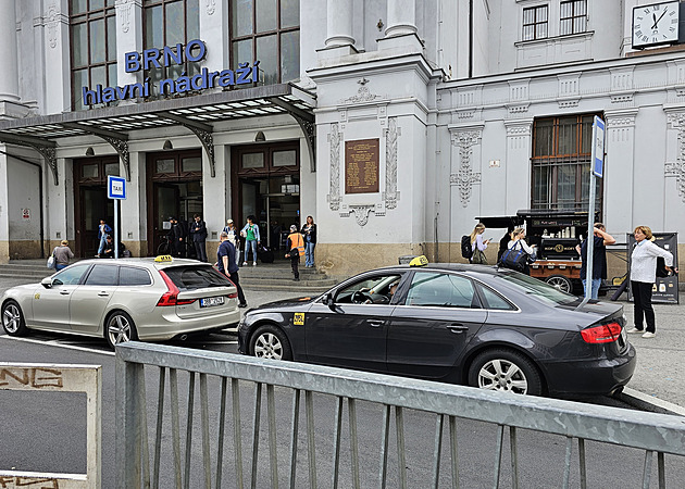 Z přednádraží v Brně je pěší zóna bez části zábradlí, opravu stihli o měsíc dřív