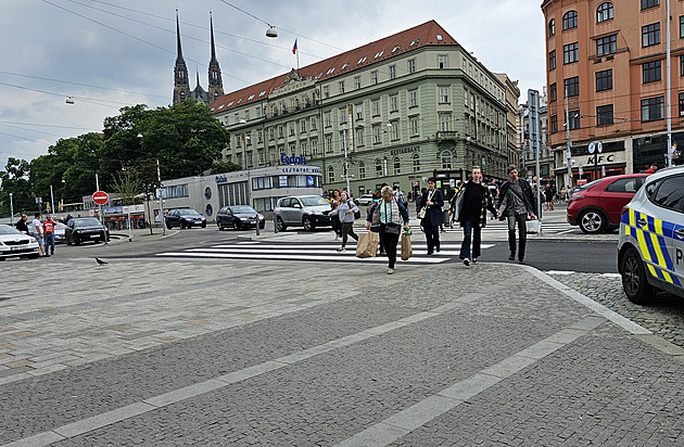 Z přednádraží v Brně je pěší zóna bez části zábradlí, opravu stihli o měsíc dřív