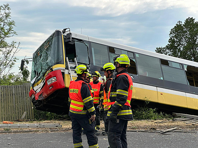 Při nehodě autobusu v Litvínově se vážně zranilo dítě, sedm lidí má lehká zranění