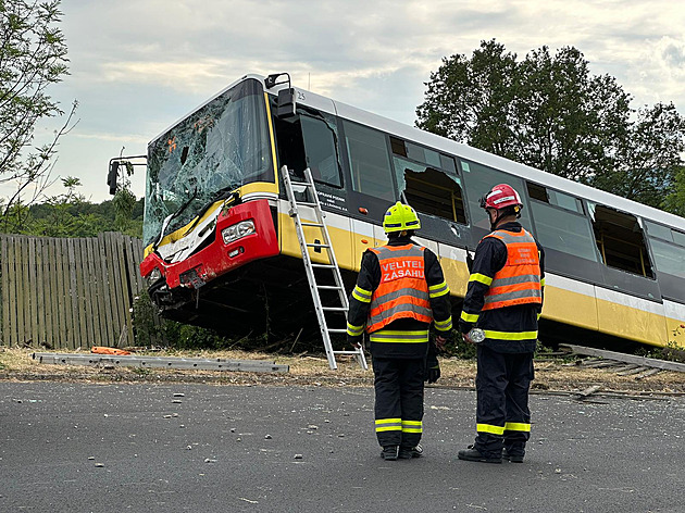 Řidič havarovaného autobusu patrně usnul, zraněné dítě zůstává ve vážném stavu