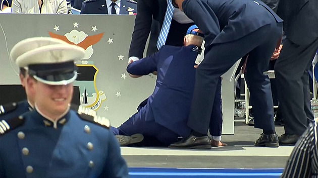 Biden opět upadl, nyní se skácel před kadety. Zakopl o pytle s pískem