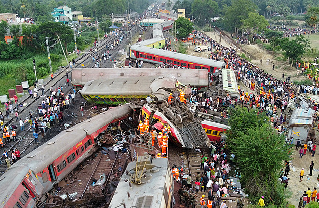 Za nehodu v Indii může chyba signalizačního systému, bezpečnost tratí pokulhává