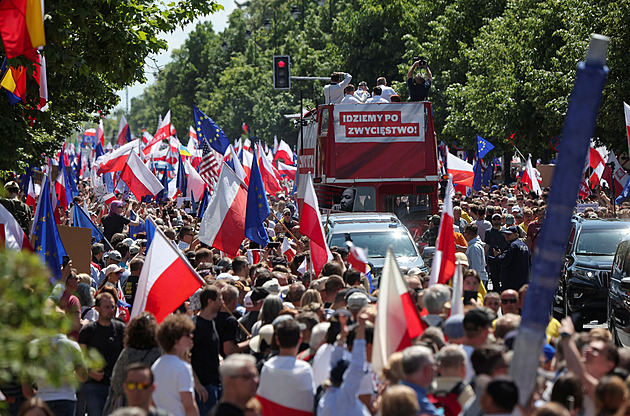V Polsku přituhuje. Opozice dohání PiS a Kaczynski slábne, míní expert