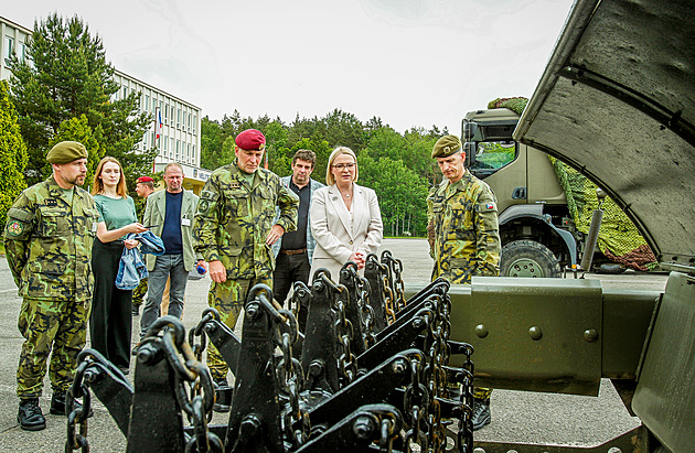 Černochová v Bechyni viděla i odminovací stroj Božena a probrala modernizaci