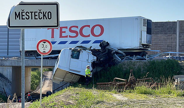 Řidič osobáku se u Olbramovic čelně srazil s kamionem. Na místě zemřel