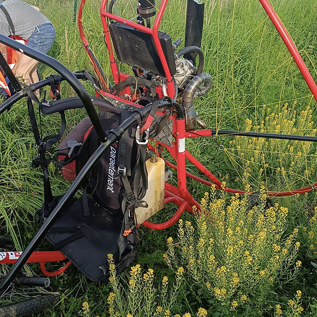 Paraglidista zavadil podvozkem o plot, skončil se zlomeninami v nemocnici