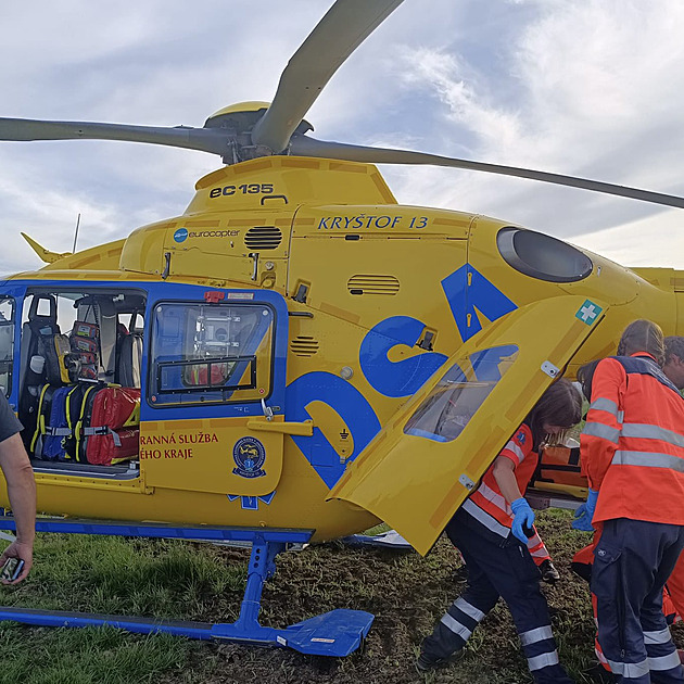 Paraglidista zavadil podvozkem o plot, skončil se zlomeninami v nemocnici