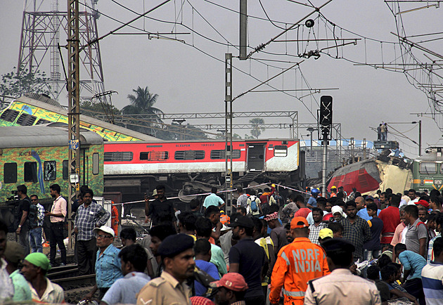 Chaos a řady mrtvých, popisují svědci a přeživší železniční tragédii v Indii