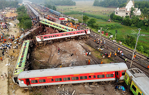 Srážka vlaků v Indii patří k nejhorším za téměř sto let. Počet obětí narostl na 288
