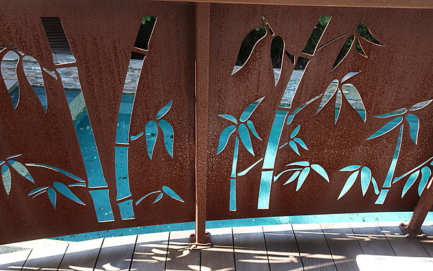 Místo jednoho mají na svém pozemku hned čtyři domky. Pro klid i meditaci