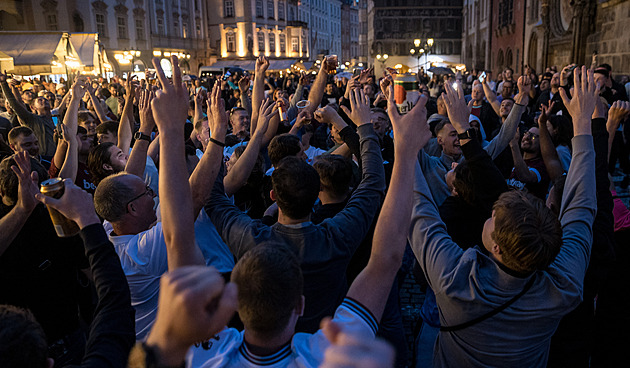 Světový fotbal v Praze: desetitisíce fanoušků, policejní manévry a zavřené ulice