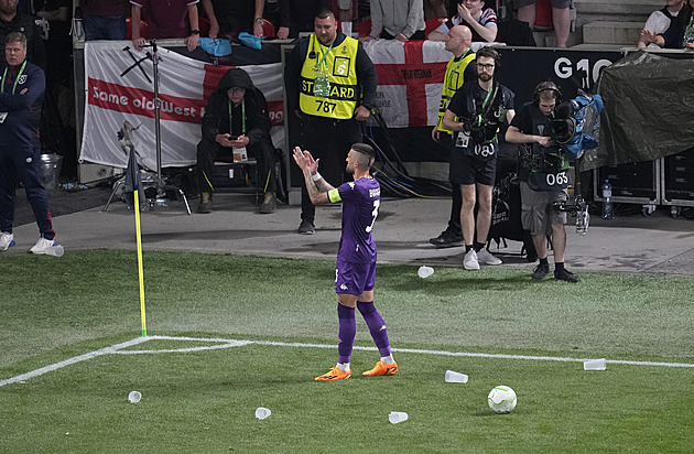 West Ham slíbil potrestání fanoušků, kteří v Edenu házeli kelímky