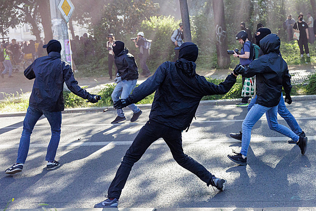 Policii zasypali kameny. Verdikt rozpoutal v Lipsku násilí, levice viní úřady