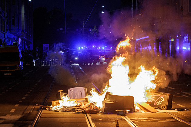 Policii zasypali kameny. Verdikt rozpoutal v Lipsku násilí, levice viní úřady