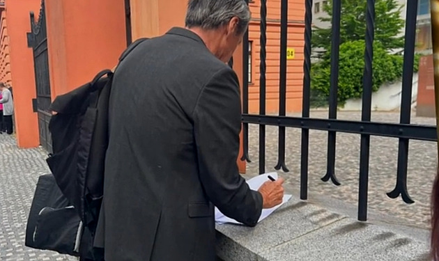 Žilková a Stropnický se rozvedli, dohodu podepsali na zídce u plotu před soudem