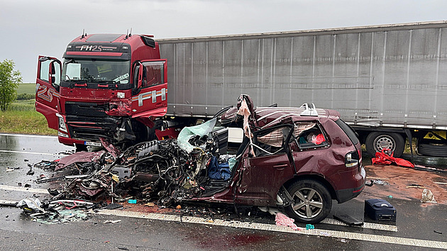 U Slaného se tragicky střetlo osobní auto s náklaďákem, zemřeli dva lidé