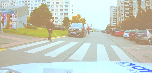 Nové otázky pro autoškoly se ptají, jak má motorkář projet zatáčku