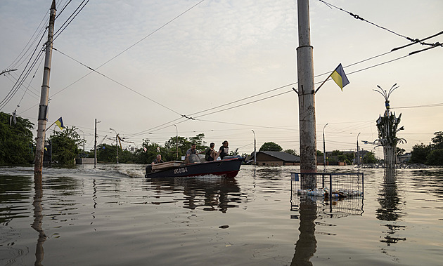 Voda z přehrady škodí Rusům. OSN a Červený kříž nepomáhají, říká Zelenskyj