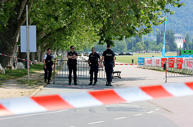 Útočník ve francouzském Annecy pobodal čtyři děti, bylo jim kolem tří let