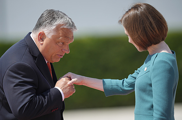 Neohrabaní státníci. Orbánovi cukla hostitelka, Meloniovou stáhli za krk