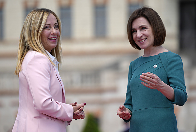 Neohrabaní státníci. Orbánovi cukla hostitelka, Meloniovou stáhli za krk