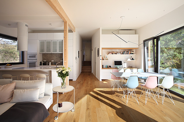 Prodali byty, koupili pozemek a kopli. Pod terénem však narazili na skálu